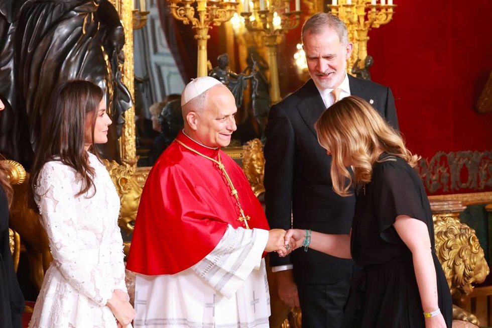 La presidenta del Govern, Marga Prohens, saluda al Papa León XIV en Madrid.