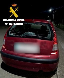 Uno de los vehículos dañados en la localidad de la comarca de La Bañeza (León).