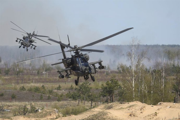 Archivo - May 2, 2025, Adazi, Vidzeme Region, Latvia: U.S.V Corps 1st Armored Division Combat Aviation Brigade's AH-64 Apache attack helicopters attend live shooting exercise in Adazi military training ground to defend sovereign NATO territory.