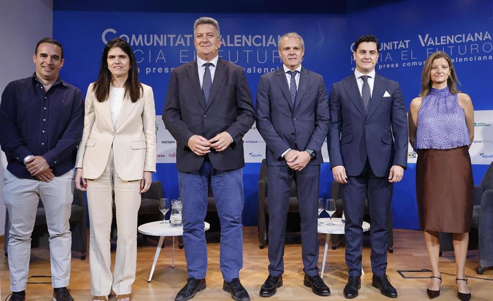 El Vicepresidente tercero y conseller de Medio Ambiente, Infraestructuras, Territorio y de la Recuperación de la Generalitat Valenciana, Vicente Martínez Mus, el Director de la Delegación Comunidad Valenciana-Baleares de Aqualia, Miguel Ángel Benito, la D