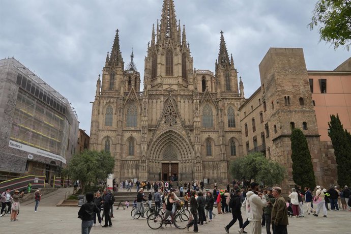 Fachada de la Catedral de la Santa Cruz y Santa Eulalia, a 18 de mayo de 2026, en Barcelona, Catalunya (España). El Papa León XIV visitará España del 6 al 12 de junio en un viaje apostólico con paradas en Madrid, Barcelona, Gran Canaria y Tenerife.