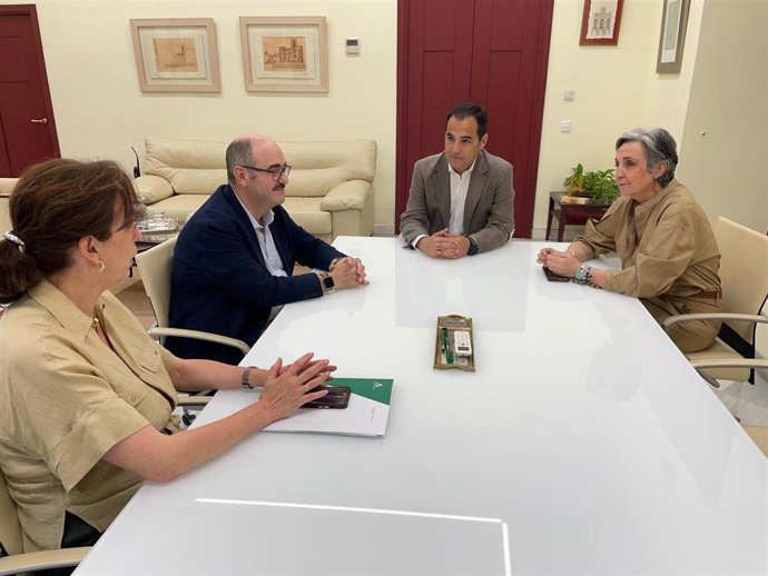 El consejero en funciones de Justicia, José Antonio Nieto, reunido con el nuevo presidente del Consejo Andaluz de colegios de secretarios, interventores y tesoreros de la Administración Local (Cosital), Ildefonso Cobo.