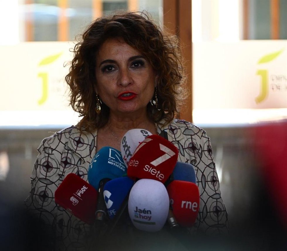 La secretaria general del PSOE-A, María Jesús Montero, atiende a los medios en Jaén.