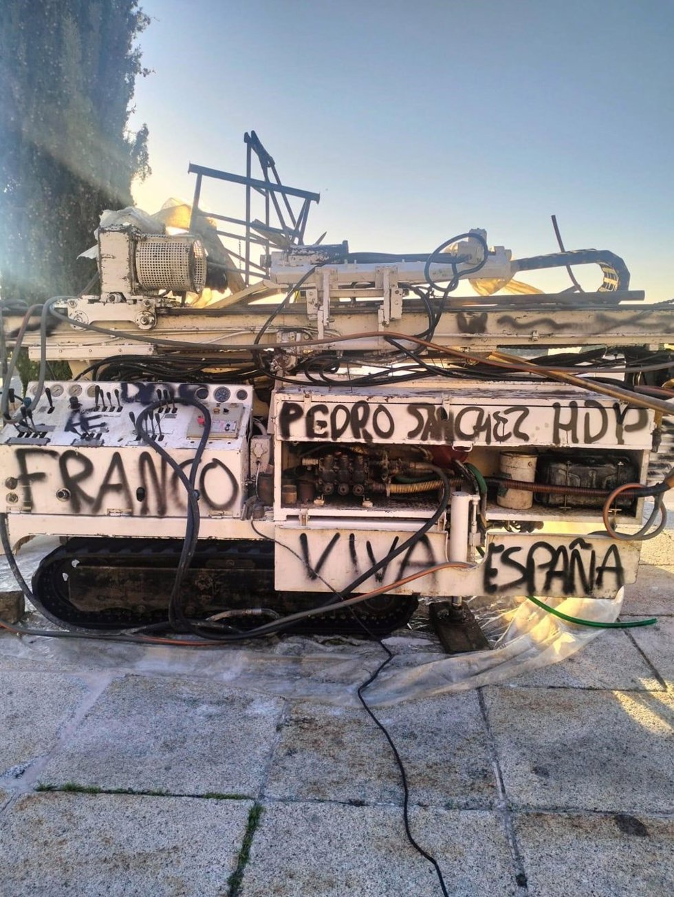 Aparece vandalizada la maquinaria de obra que inicia el proyecto de resignificación del Valle de Cuelgamuros