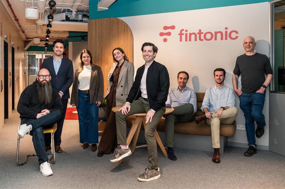 Archivo - Equipo de Fintonic, con Armando Baquero como consejero delegado (en el centro, sentado).
