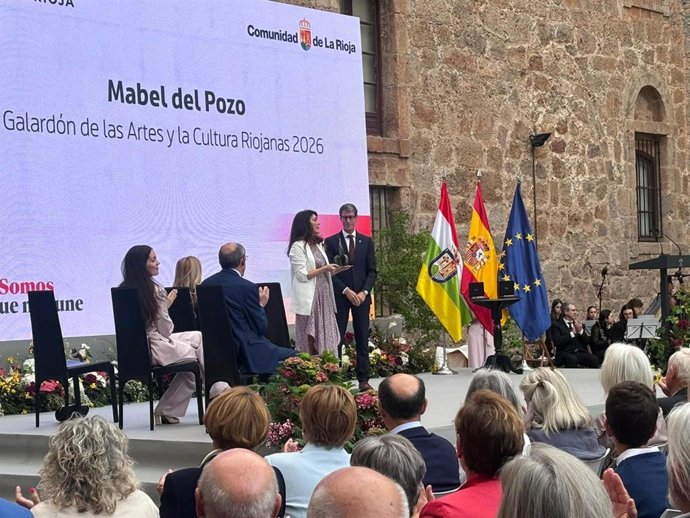 Mabel Del Pozo recoge  de manos del presidente del Gobierno riojano, Gonzalo Capellán, el Galardón de las Artes y Cultura de La Rioja 2026,