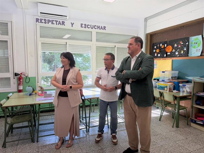 El delegado de Desarrollo Educativo y Formación Profesional de la Junta en Almería, Francisco Alonso, junto a la alcaldesa de Canjáyar, Antonia Urrutia, durante la visita al colegio Santa Cruz.