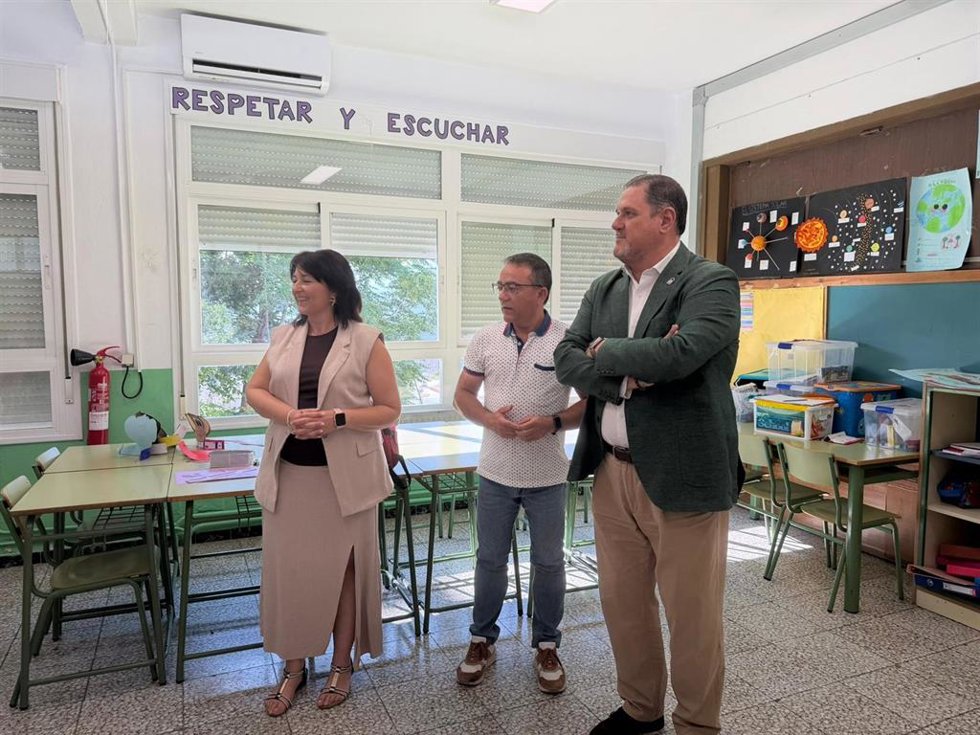 El delegado de Desarrollo Educativo y Formación Profesional de la Junta en Almería, Francisco Alonso, junto a la alcaldesa de Canjáyar, Antonia Urrutia, durante la visita al colegio Santa Cruz.