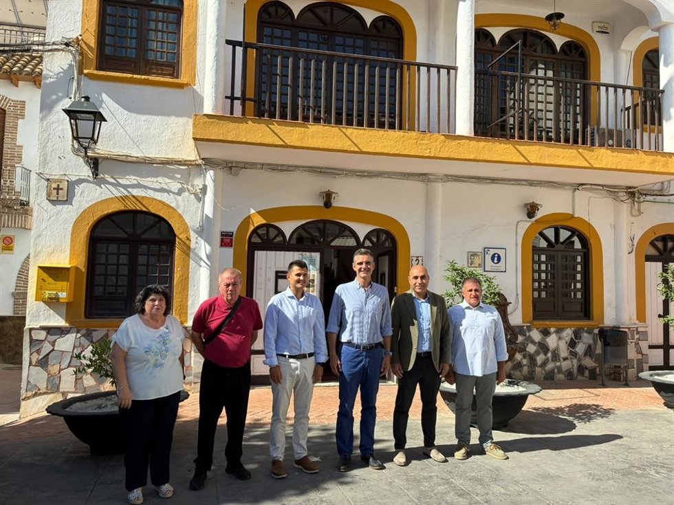El consejero andaluz en funciones de Agricultura, Ramón Fernández-Pacheco, visita el Ayuntamiento de Alhabia (Almería).