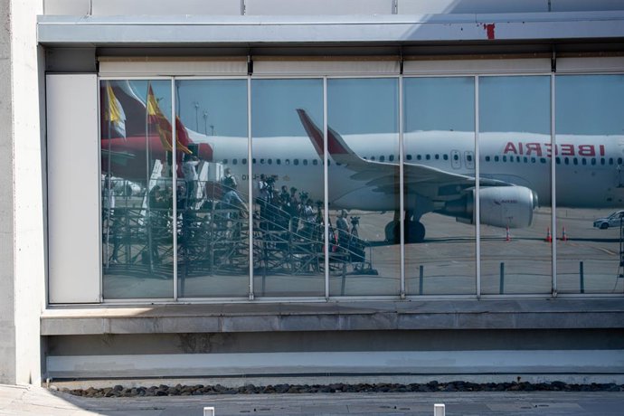 Un avión de Iberia durante la despedida del Papa antes de partir rumbo a Barcelona desde el aeropuerto internacional Adolfo Suárez Madrid-Barajas, a 9 de junio de 2026, en Madrid (España). El Pontífice deja Madrid tras haber realizado 11 actos entre el 6 