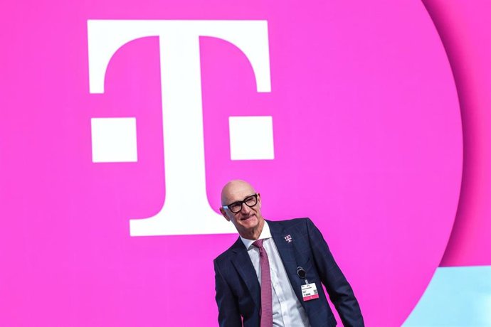 Archivo - 01 April 2026, North Rhine-Westphalia, Bonn: Timotheus Hoettges, CEO of Deutsche Telekom, attends the company's shareholders' meeting. Photo: Oliver Berg/dpa