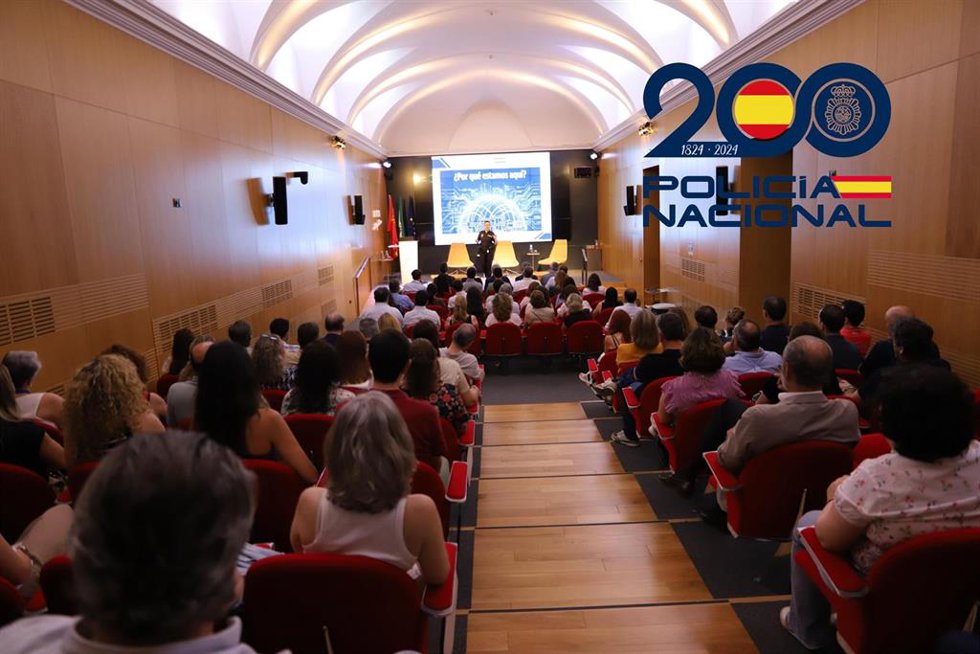Curso a trabajadores de Emasesa sobre ciberseguridad impartido por la Policía Nacional