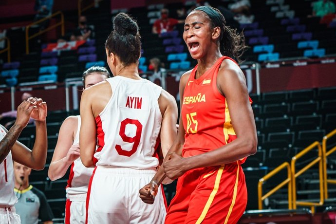 Archivo - Astou Ndour celebra una canasta en un partido de la selección española