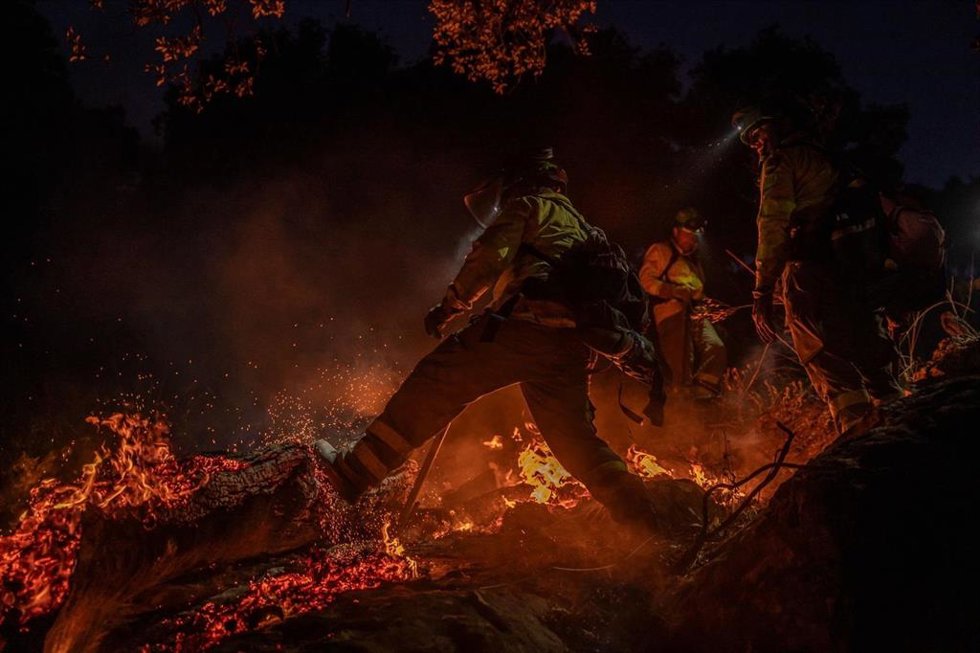 Foto de Mikel Konate galardonado con el Premio Memorial Joaquín Bilbao por una serie documental dedicada a los grandes incendios forestales registrados en la Península Ibérica entre los años 2023 y 2025.
