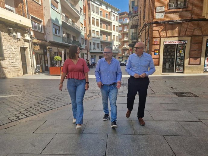 El concejal de Desarrollo Económico, Luis Girón; el representante del Centro Comercial Abierto, Rodolfo Pangua; y la gerente de ACESTeruel, María Parrilla.