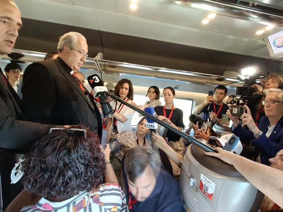 Obispos españoles en el tren que les lleva a Barcelona para la visita de León XIV