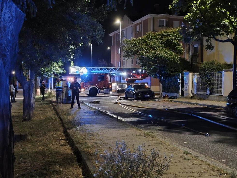 Policía y Bomberos en el barrio de Parque Alameda tras la extinción del incendio.