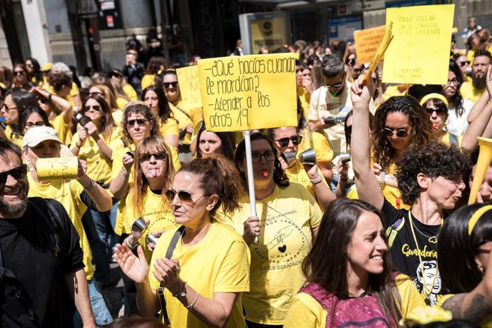 Archivo - Decenas de personas durante una concentración de docentes de escuelas infantiles frente a la Consejería de Educación, Ciencia y Universidades, a 6 de mayo de 2026, en Madrid (España). La Plataforma Laboral de Escuelas Infantiles ha convocado una
