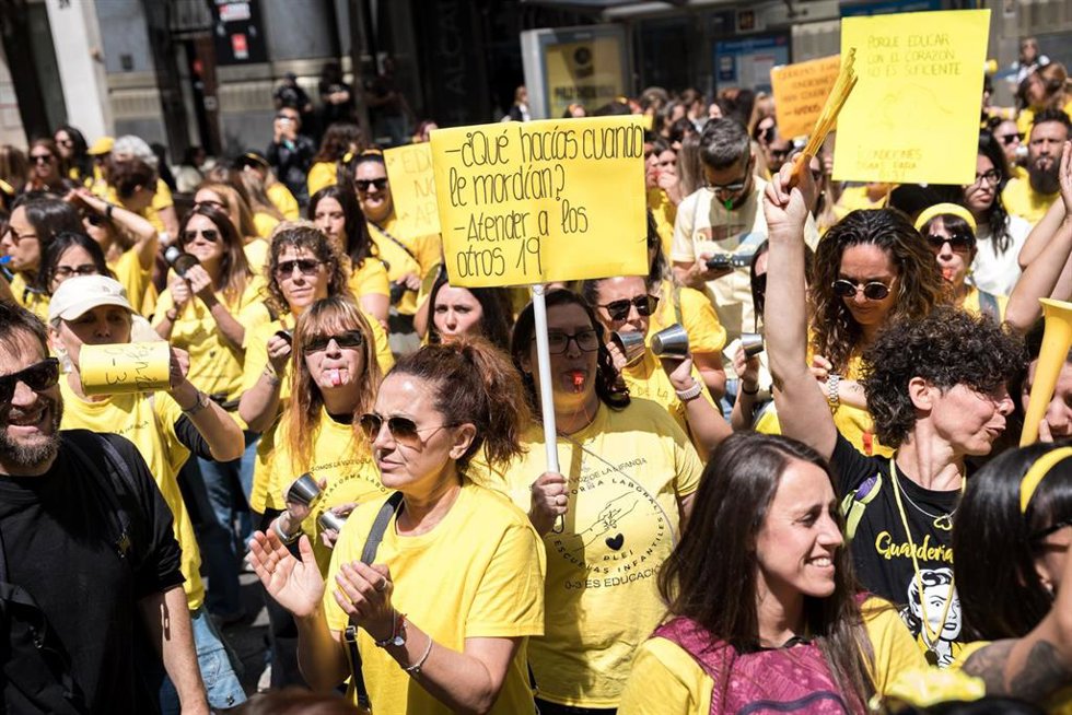 Archivo - Decenas de personas durante una concentración de docentes de escuelas infantiles frente a la Consejería de Educación, Ciencia y Universidades, a 6 de mayo de 2026, en Madrid (España). La Plataforma Laboral de Escuelas Infantiles ha convocado una