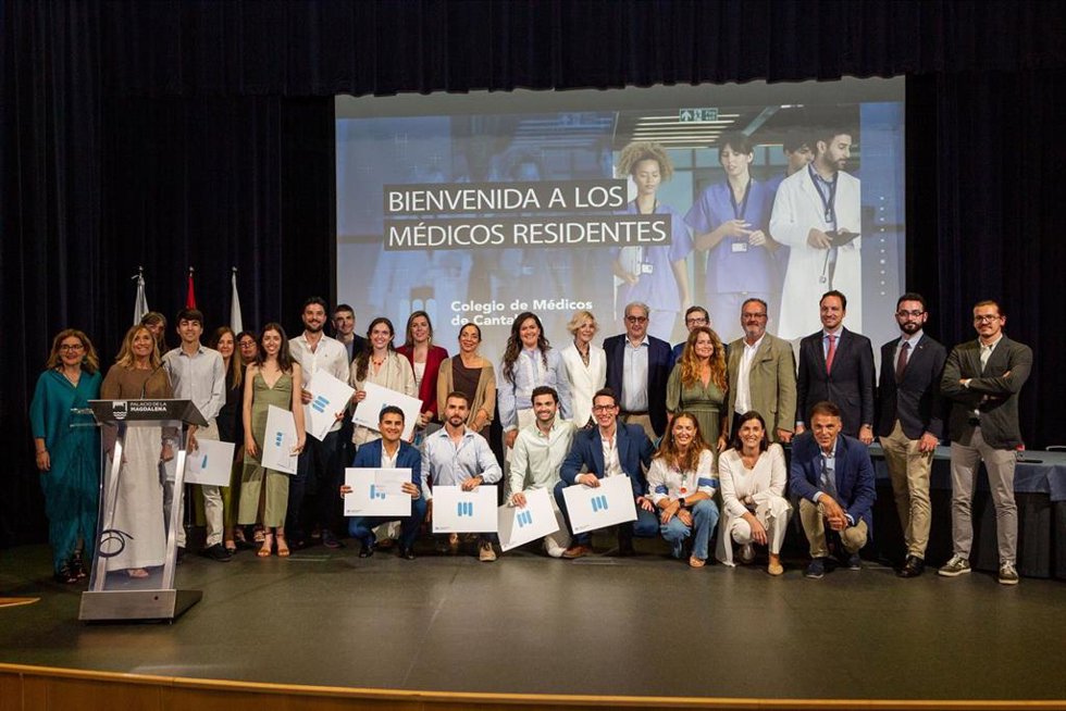 Santander y el Colegio de Médicos reciben a los nuevos residentes con la celebración en la Magdalena