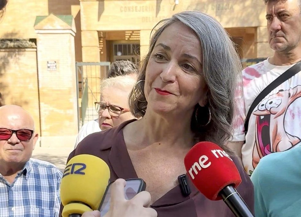 La parlamentaria electa de Adelante Andalucía por Sevilla, Begoña Iza, en una atención a los medios.