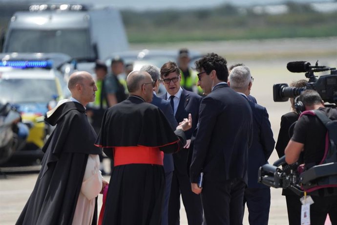 El presidente de la Generalitat de Catalunya, Salvador Illa (c); ante la llegada del Papa León XIV al Aeropuerto Internacional Josep Tarradellas Barcelona-El Prat, a 9 de junio de 2026, en Barcelona, Catalunya (España). El Papa León XIV continúa su viaje 