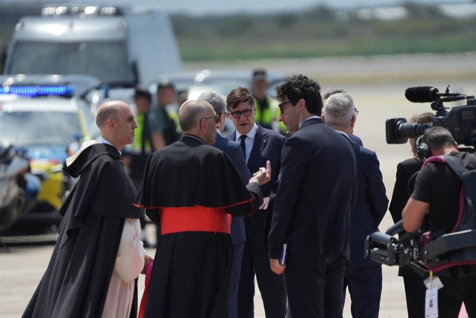 El presidente de la Generalitat de Catalunya, Salvador Illa (c); ante la llegada del Papa León XIV al Aeropuerto Internacional Josep Tarradellas Barcelona-El Prat, a 9 de junio de 2026, en Barcelona, Catalunya (España). El Papa León XIV continúa su viaje 