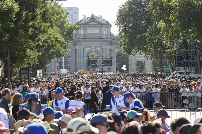 Numerosas personas asisten a la misa de la festividad del Corpus Christi, en la Plaza de Cibeles