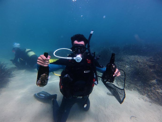 PortsIB colabora con una jornada de limpieza del litoral y del fondo marino en la bahía de Portocolom.
