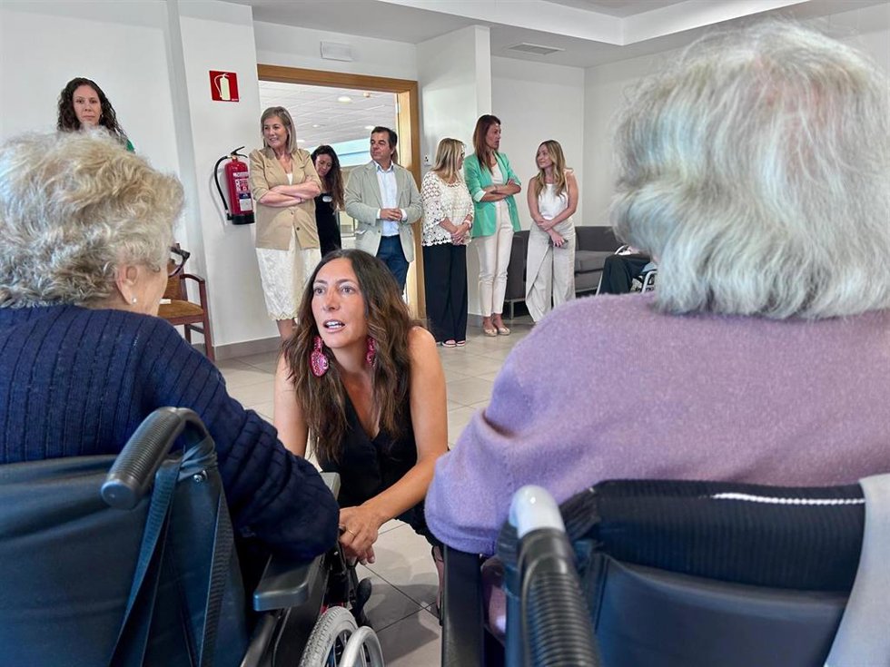 Archivo - Visita de la consejera de Inclusión Social, Juventud, Familias e Igualdad, Loles López, al centro residencial para mayores Bouco de Aljaraque (Huelva).