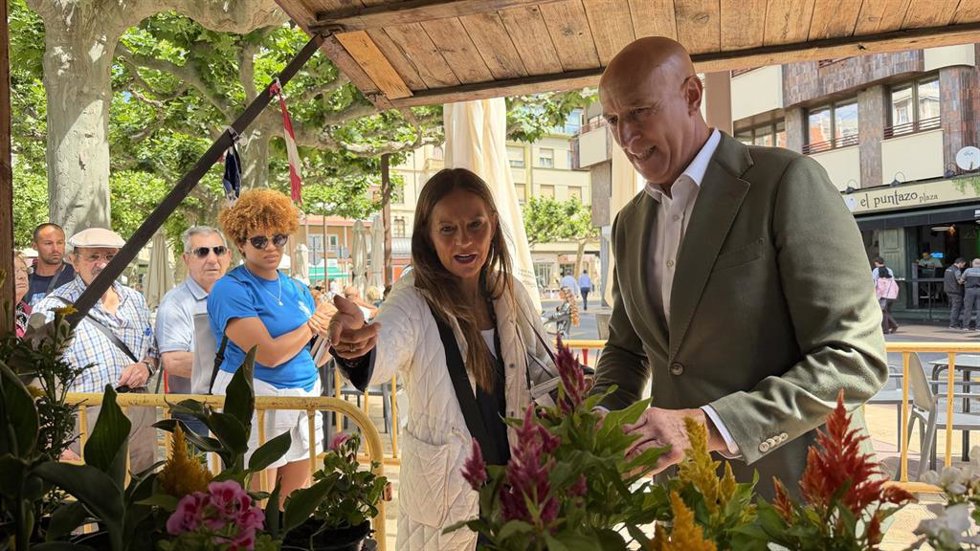 El alcalde de León, José Antonio Diez, ha participado en el reparto de plantas efectuado en la Plaza de la Pícara Jutina con motivo del Día Mundial del Medio Ambiente.