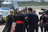 Illa, España, Rull i Collboni reben Lleó XIV a l'Aeroport de Barcelona