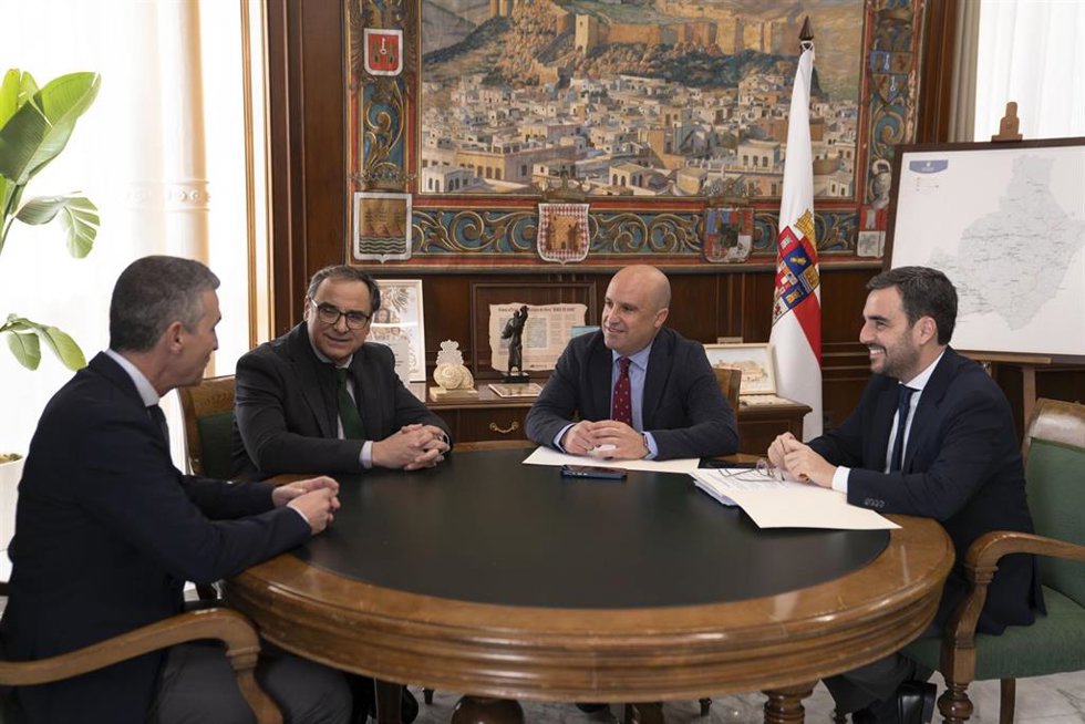 Archivo - Representantes de la Diputación de Almería y de la UAL durante la reunión para poner en marcha la Cátedra 'Sabores Almería'.