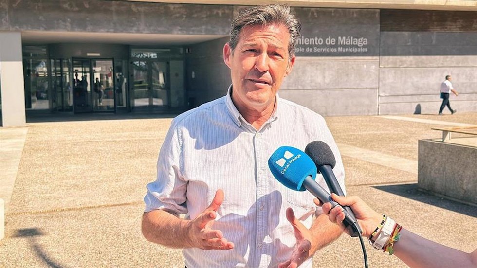 El portavoz del grupo municipal Vox Málaga, Antonio Alcázar, atiende a los medios.