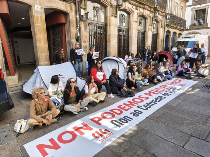 Acampada do téxtil en Santiago, fronte á CEG