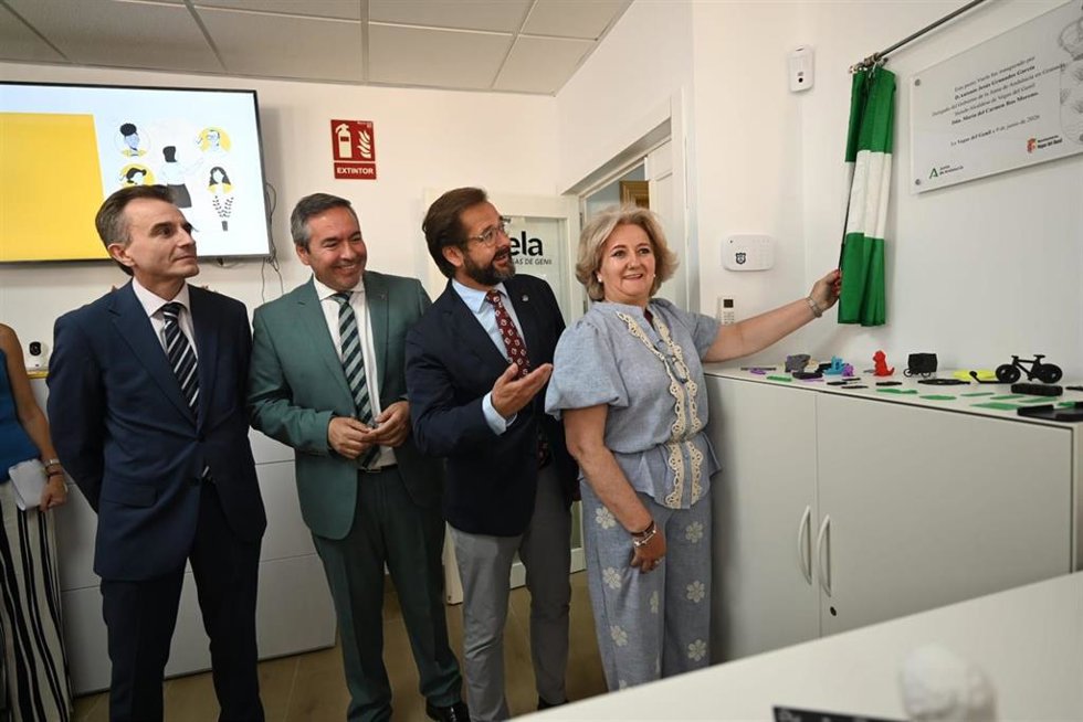 El delegado del Gobierno, Antonio Granados, y el delegado de Economía, Hacienda y Fondos Europeos y de Industria, Energía y Minas, Gumersindo Fernández, junto a la alcaldesa de Vegas del Genil, Maria del Carmen Ros, en su visita al Punto Vuela.