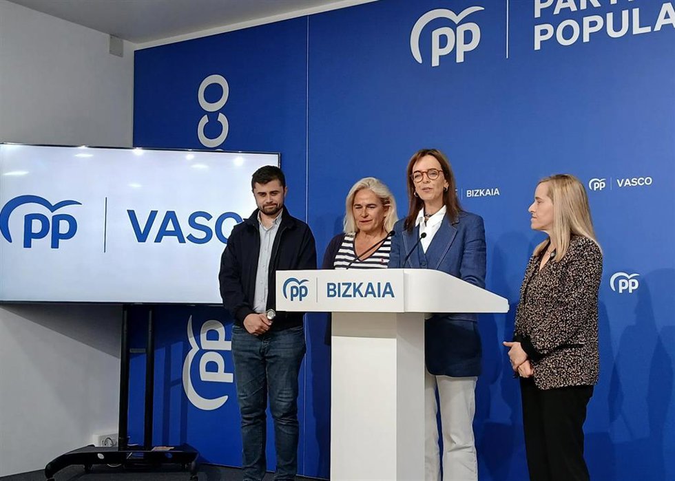 La vicesecretaria nacional de Sanidad y Política Social del PP, Carmen Fúnez, en una rueda de prensa en Bilbao, junto a la presidenta del partido en Bizkaia, Amaya Fernández.