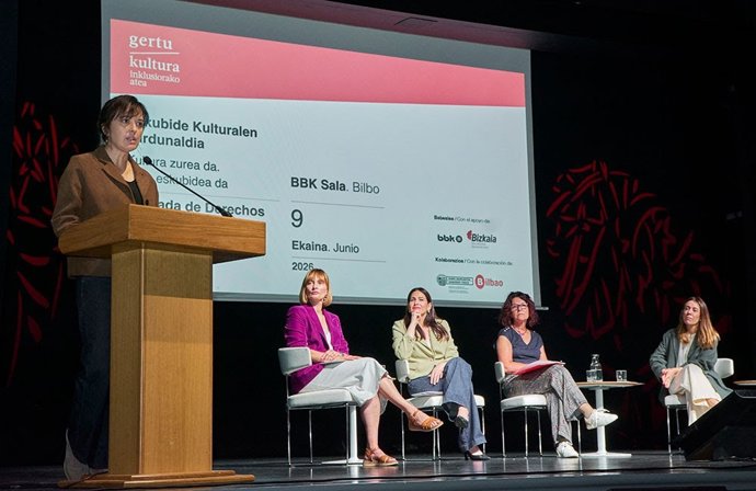 La responsable de Gertu Kultura Marta Font, en su intervención de la Sala BBK.
