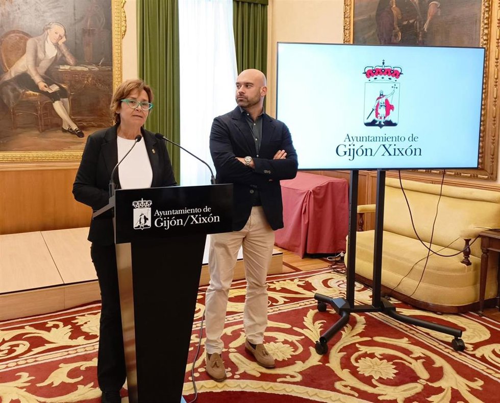 La alcaldesa de Gijón, Carmen Moriyón, en rueda de prensa en el Consistorio gijonés, acompañada del edil de Urbanismo, Jesús Martínez Salvador.