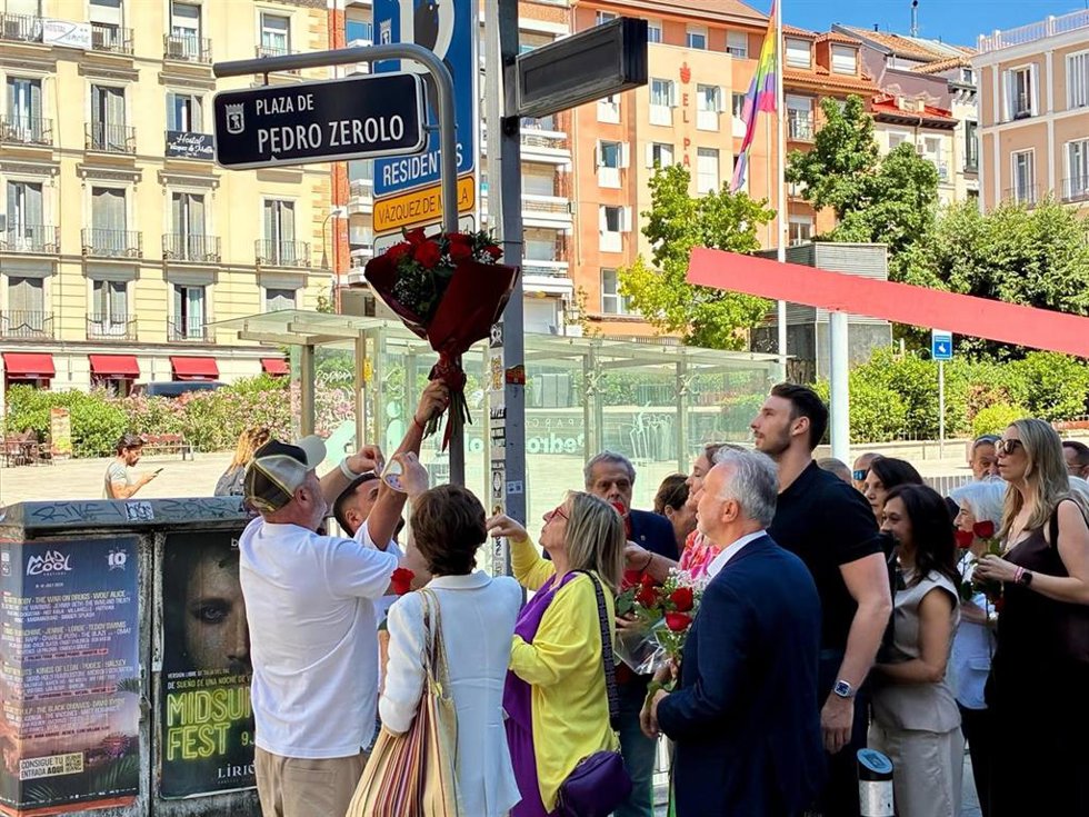 El PSOE homenajea a Pedro Zerolo en su plaza por el 11 aniversario de su fallecimiento. Asisten el ministro de Política Territorial y Memoria Democrática, Ángel Víctor Torres, y la de Igualdad, Ana Redondo. También representantes del PSOE-M.