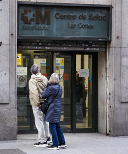Archivo - Varias personas a su salida de un centro de salud en Madrid 