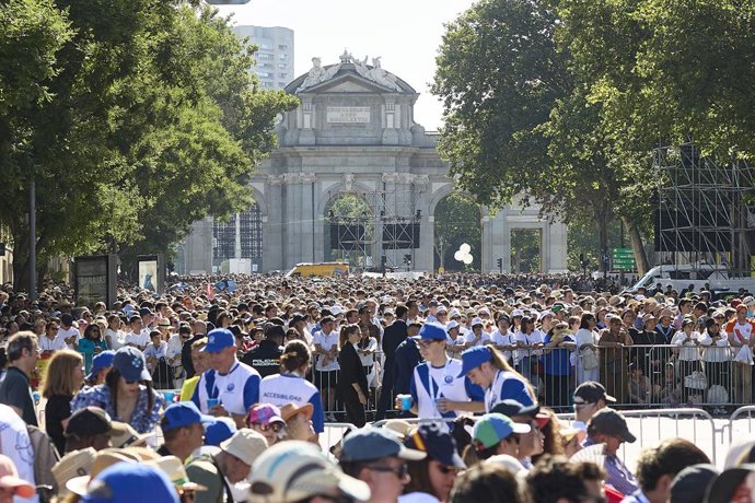 Numerosas personas asisten a la misa de la festividad del Corpus Christi, en la Plaza de Cibeles, en la Plaza de Cibeles, a 7 de junio de 2026, en Madrid (España). El Papa León XIV oficia la solemnidad del Corpus Christi en Madrid con una misa y posterior