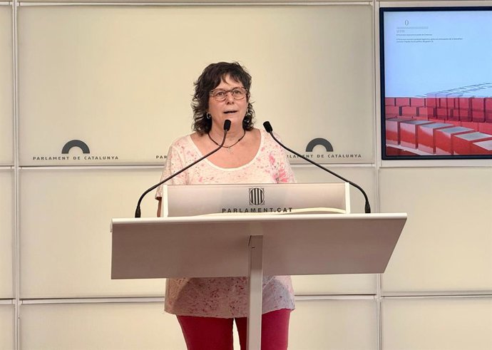 La líder de la CUP en el Parlament, Pilar Castillejo, en rueda de prensa.