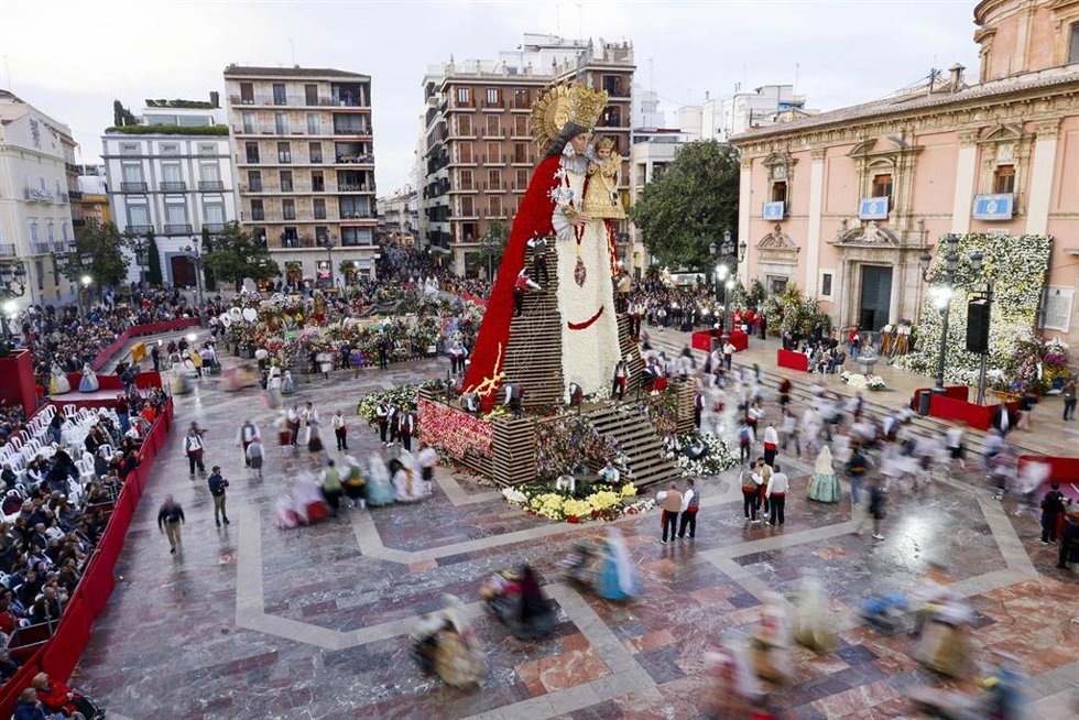Archivo - Varias personas llevan flores durante el segundo día de ofrenda floral a la Virgen de los Desamparados, a 18 de marzo de 2026, en Valencia