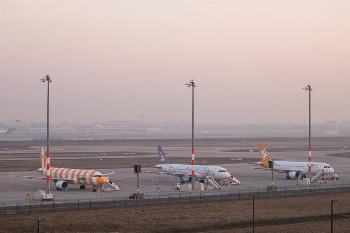 Archivo - Aviones en un aeropuerto.