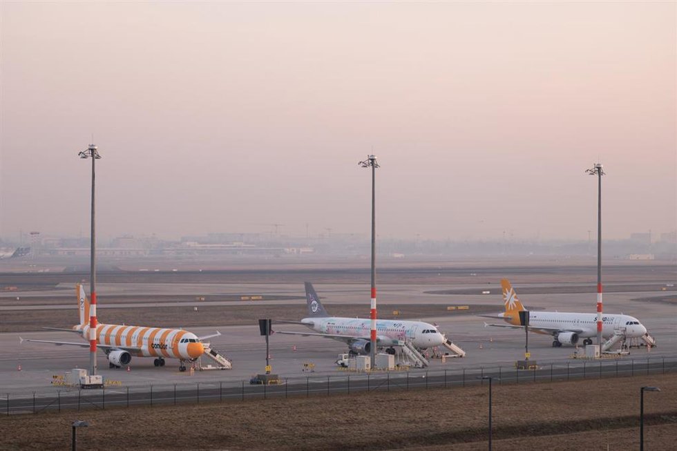 Archivo - Aviones en un aeropuerto.