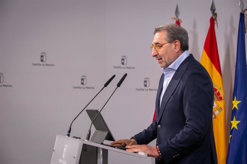 El consejero de Sanidad, Jesús Fernández Sanz, informa, en rueda de prensa, de asuntos aprobados en el Consejo de Gobierno relacionados con su departamento