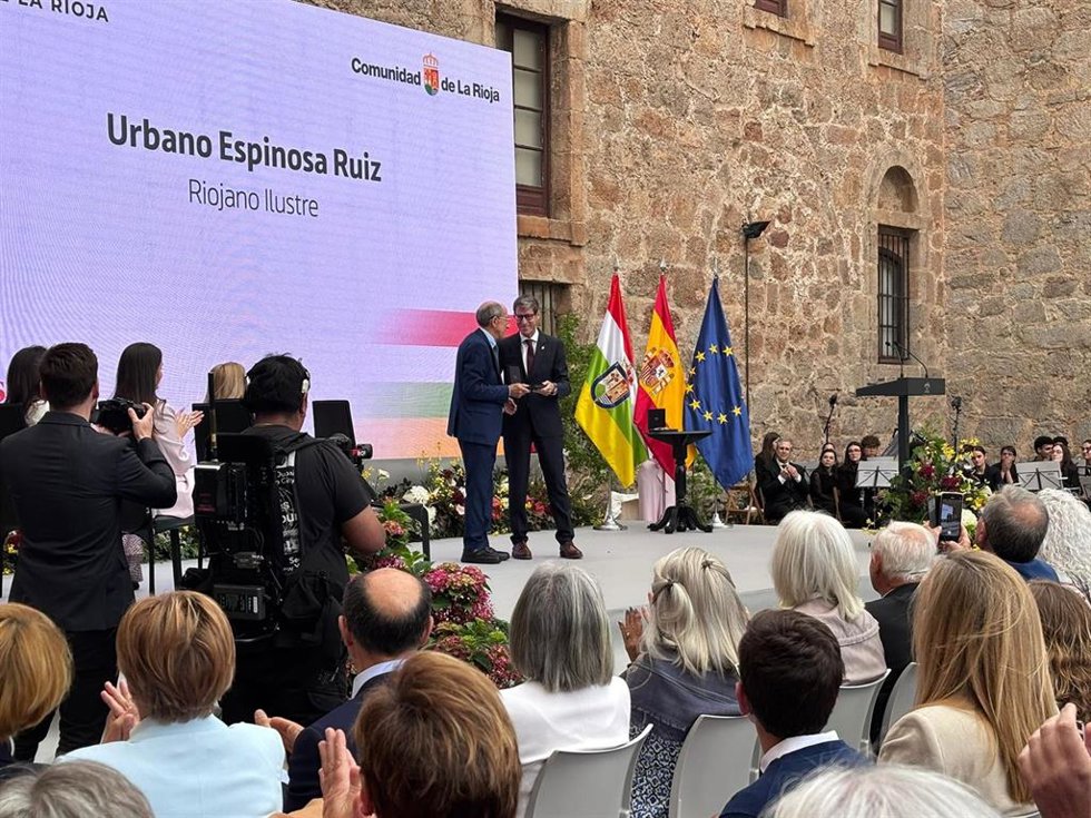 El primer rector de la UR, Urbano Espinosa recibe la distinción de 'Riojano Ilustre' por  el presidente del Gobierno riojano, Gonzalo Capellan