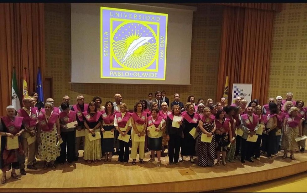 Imagen del acto de graduación de los alumnos del aula abierta de Alcalá