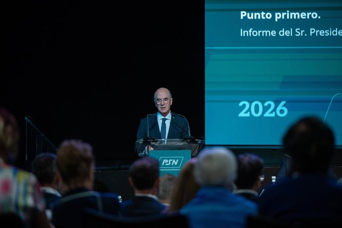 El presidente de PSN, Armando Solís, se dirige a los asistentes a la asamblea general de mutualistas.